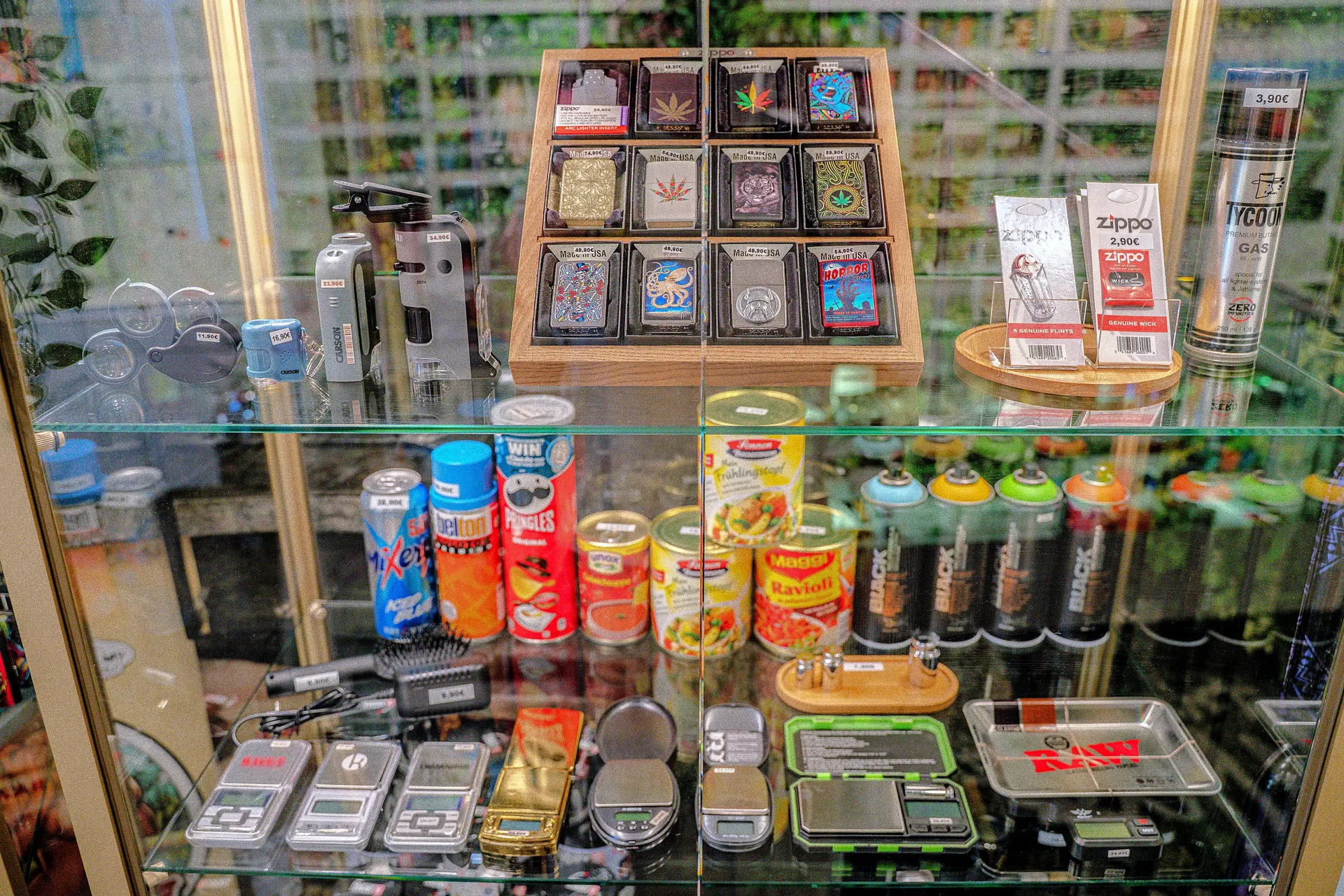 Zippos, Waagen & Gas — The Jungle Headshop